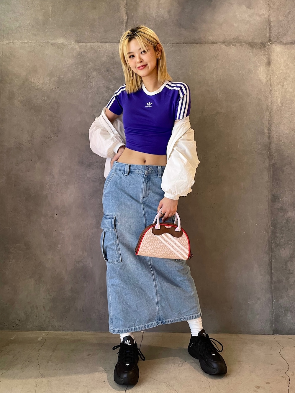 「スニーカー、adidas、アディダス、厚底シューズ、adidas originals、クロップドトップス、アディダスオリジナルス、サッチェルバッグ、ウインドブレーカー、オズガイア」｜「adidasのトレフォイル モノグラム ジャカード スエード サッチェルバッグ / アディダスオリジナルス adidas Originals（バックパック/リュック、ブラウン系）」を使った、GEさん（レディース・168cm）の冬コーディネートの2枚目の写真