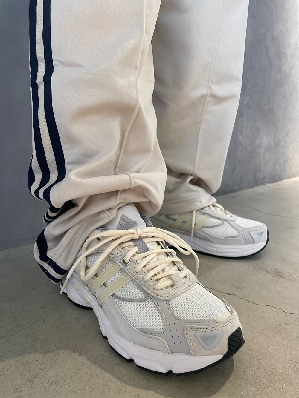 「スニーカー、セットアップ、adidas、ジャージ、アディダス、トラックパンツ、adidas originals、トラックジャケット、ベッケンバウアー、レスポンス」｜「adidasのアディカラー スリーストライプス コルセット（トップス、ブラック系）」を使った、GEさん（レディース・168cm）の春コーディネートの4枚目の写真