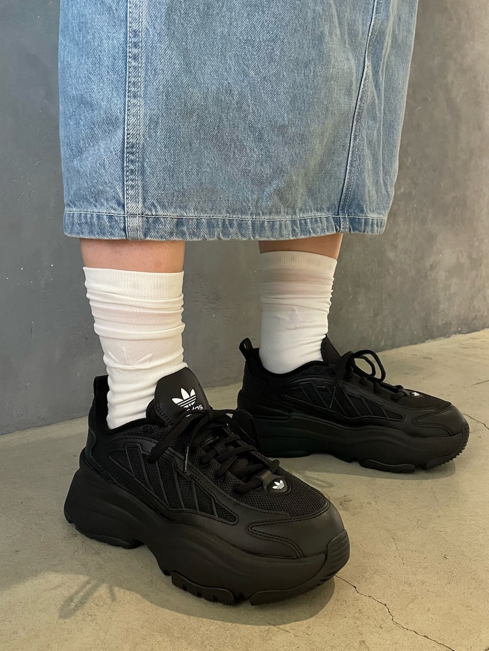 「スニーカー、adidas、アディダス、厚底シューズ、adidas originals、クロップドトップス、アディダスオリジナルス、サッチェルバッグ、ウインドブレーカー、オズガイア」｜「adidasのトレフォイル モノグラム ジャカード スエード サッチェルバッグ / アディダスオリジナルス adidas Originals（バックパック/リュック、ブラウン系）」を使った、GEさん（レディース・168cm）の冬コーディネートの5枚目の写真