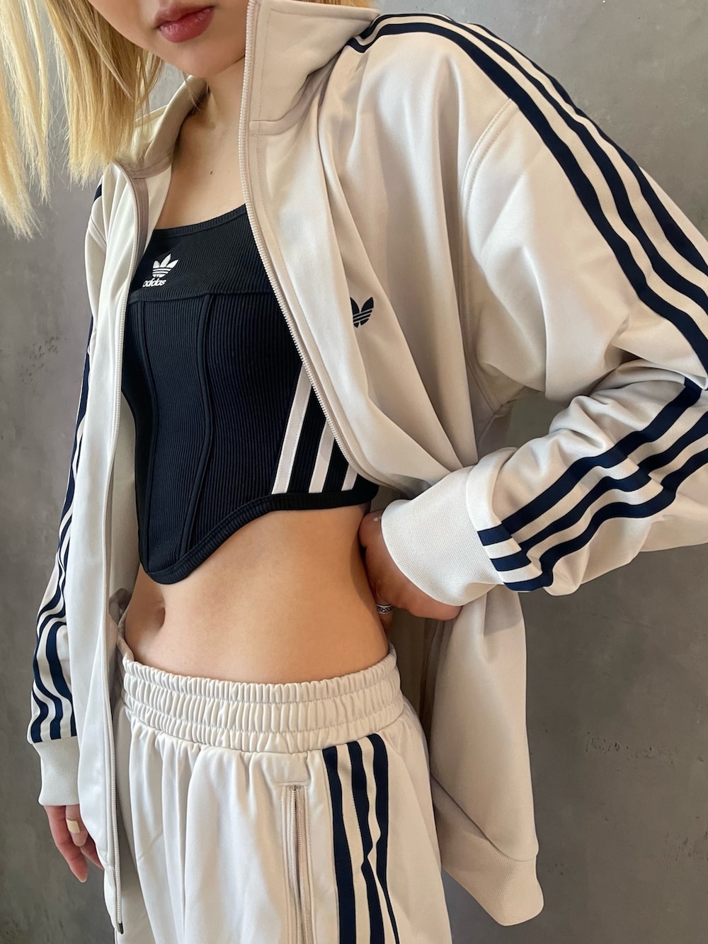「スニーカー、セットアップ、adidas、ジャージ、アディダス、トラックパンツ、adidas originals、トラックジャケット、ベッケンバウアー、レスポンス」｜「adidasのアディカラー スリーストライプス コルセット（トップス、ブラック系）」を使った、GEさん（レディース・168cm）の春コーディネートの3枚目の写真