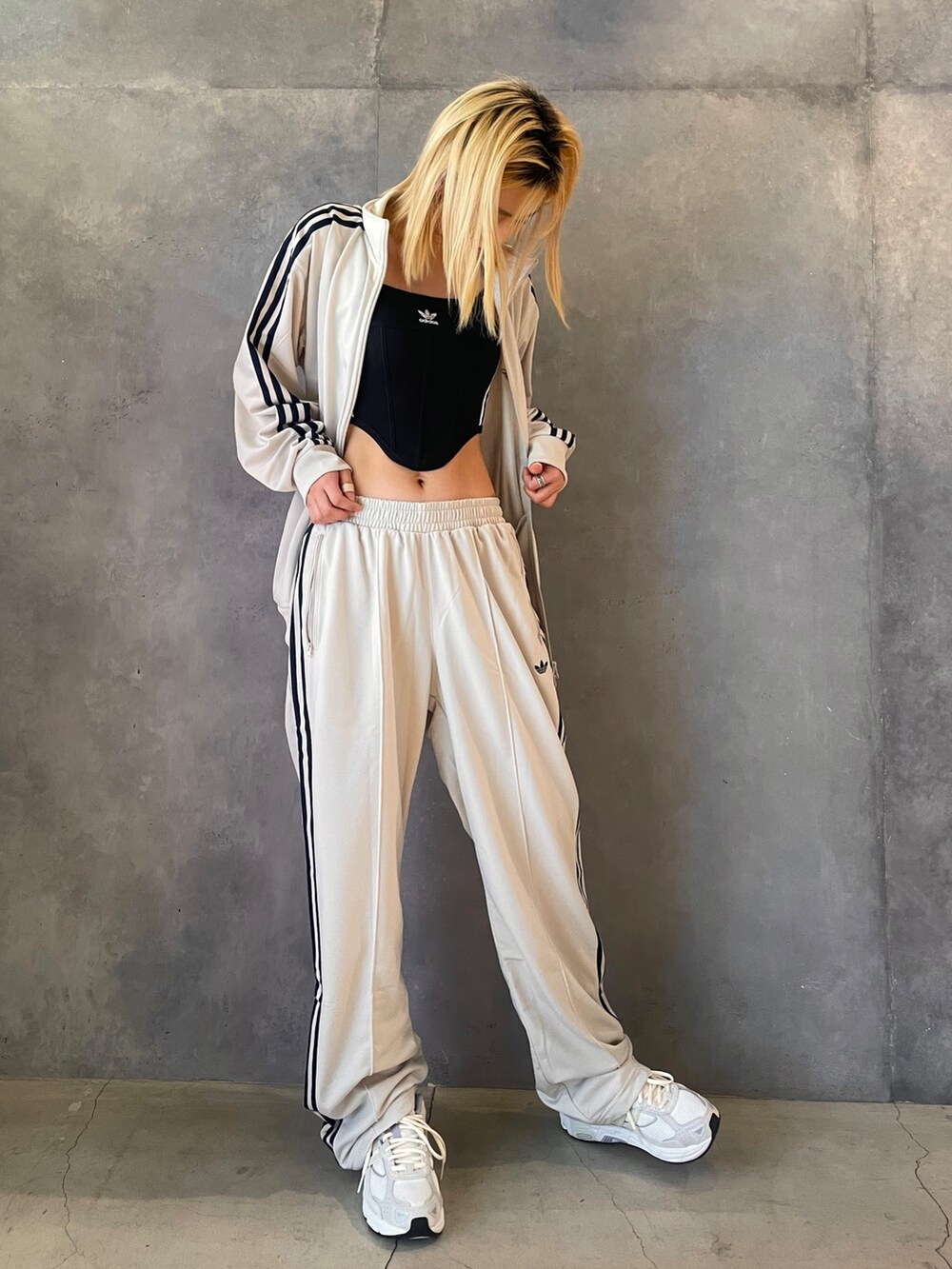 「スニーカー、セットアップ、adidas、ジャージ、アディダス、トラックパンツ、adidas originals、トラックジャケット、ベッケンバウアー、レスポンス」｜「adidasのアディカラー スリーストライプス コルセット（トップス、ブラック系）」を使った、GEさん（レディース・168cm）の春コーディネートの2枚目の写真