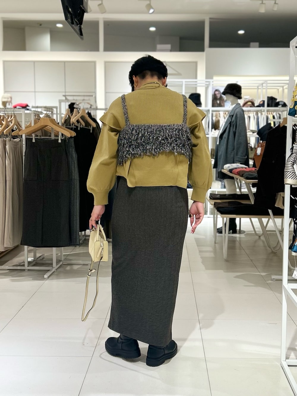 レディースの秋コーディネートの3枚目の写真