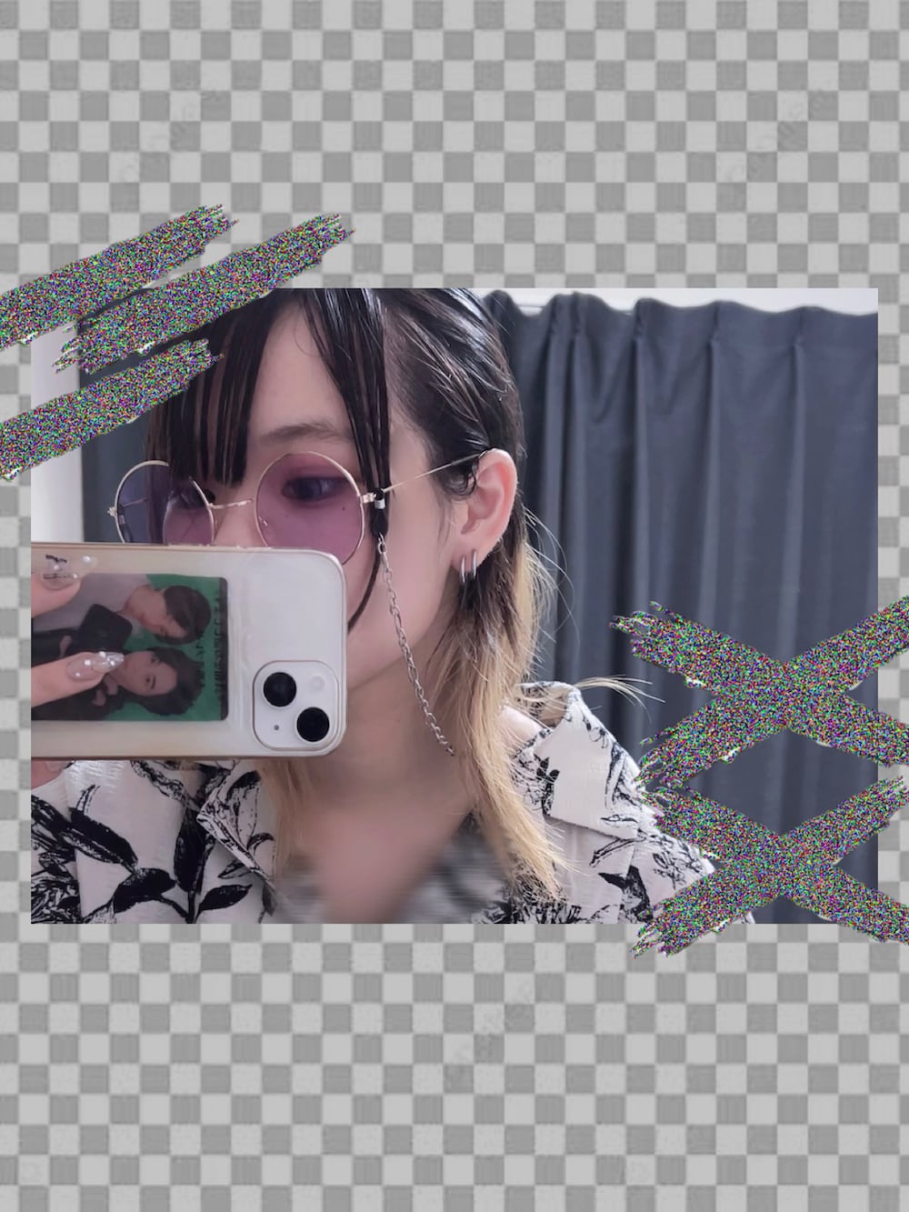 ホワイト系のシャツ/ブラウス、ブラック系のパンツ、シルバー系のアクセサリーを着用したレディースの夏コーディネートの2枚目の写真