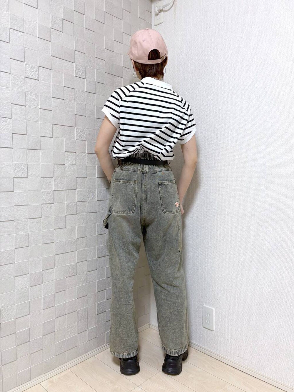 ブラック系のベルトを着用したレディースの春コーディネートの3枚目の写真