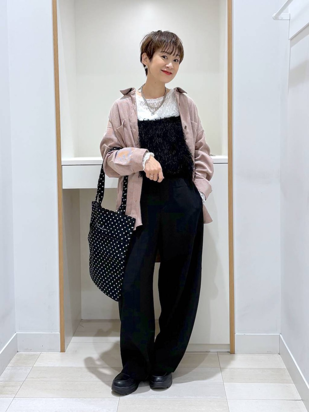 ブラック系のトートバッグ、ホワイト系のTシャツ/カットソー、ブラック系のその他パンツを着用したレディースの秋コーディネートの6枚目の写真