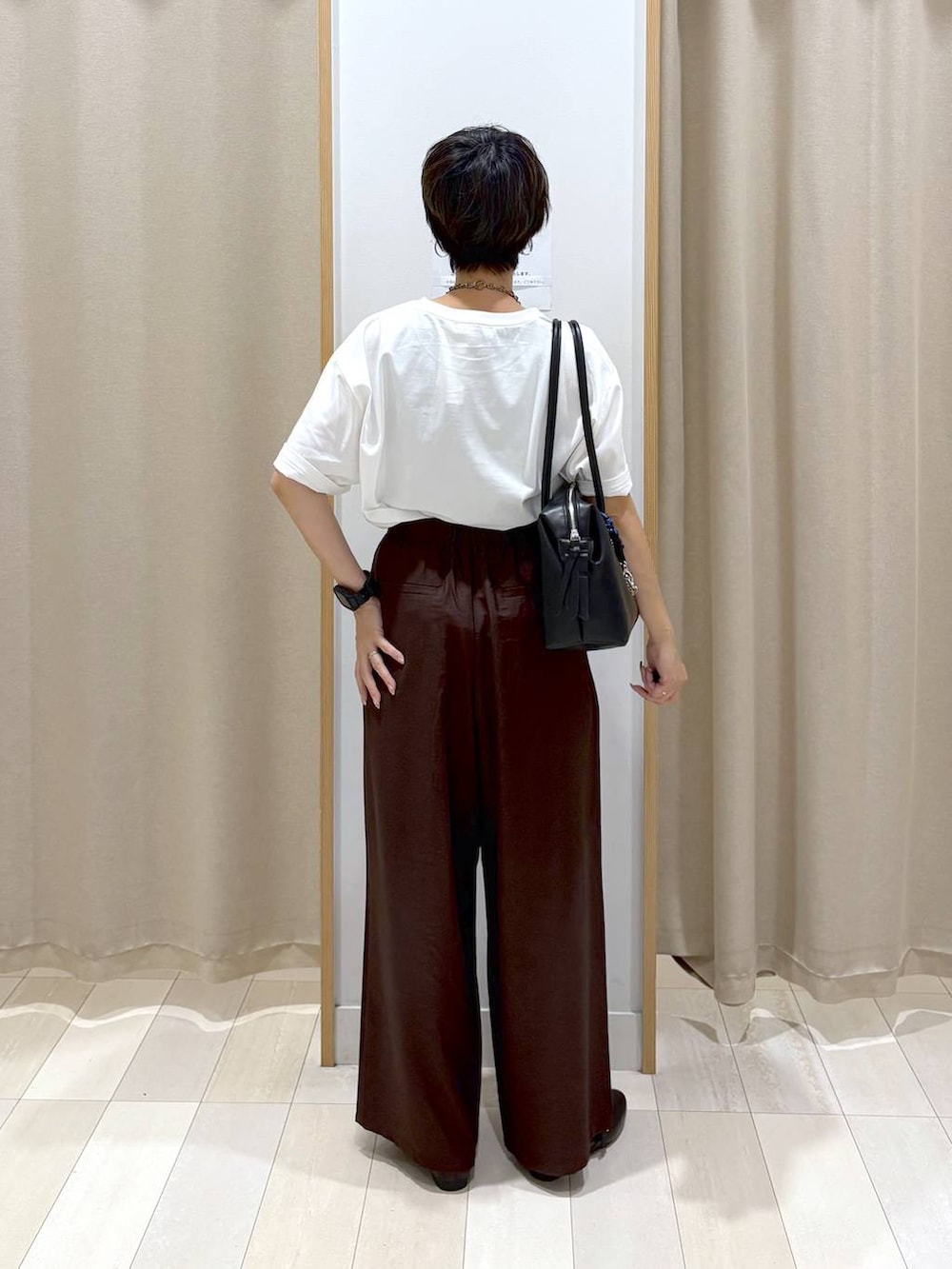 「カジュアル、ベーシック/シンプル、ママコーデ、体型カバー、ゆったり、パンツ、着痩せ・細見え、ワイドパンツ、ウエストゴム、Tシャツ、パンプス、バッグ、ラフ、GLOBAL WORK」｜「GLOBAL WORKのらくっションUカットパンプス/290987（パンプス、ブラック系）」を使った、mahimahi0220さん（レディース・159cm）の夏コーディネートの3枚目の写真