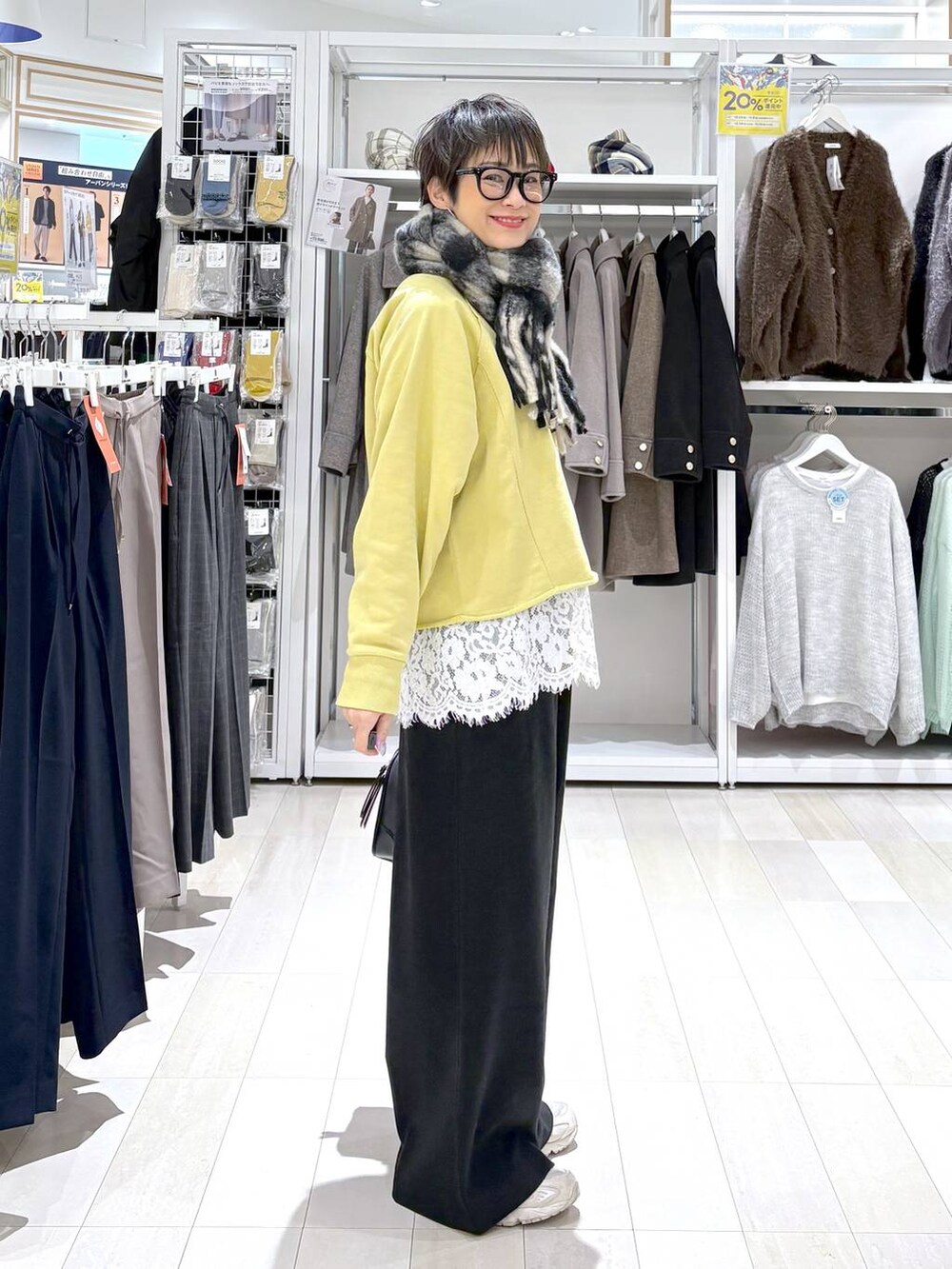 イエロー系のスウェット、ホワイト系のTシャツ/カットソー、ブラック系のその他パンツを着用したレディースの秋コーディネートの2枚目の写真