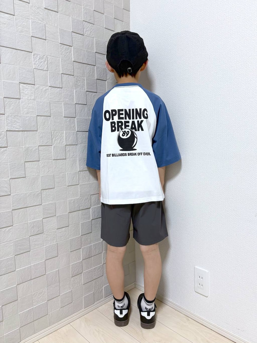 グレー系のその他パンツ、ホワイト系のTシャツ/カットソーを着用したキッズの春コーディネートの3枚目の写真