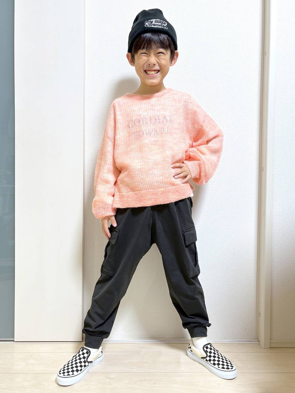 オレンジ系のニット/セーターを着用したキッズの秋コーディネートの7枚目の写真