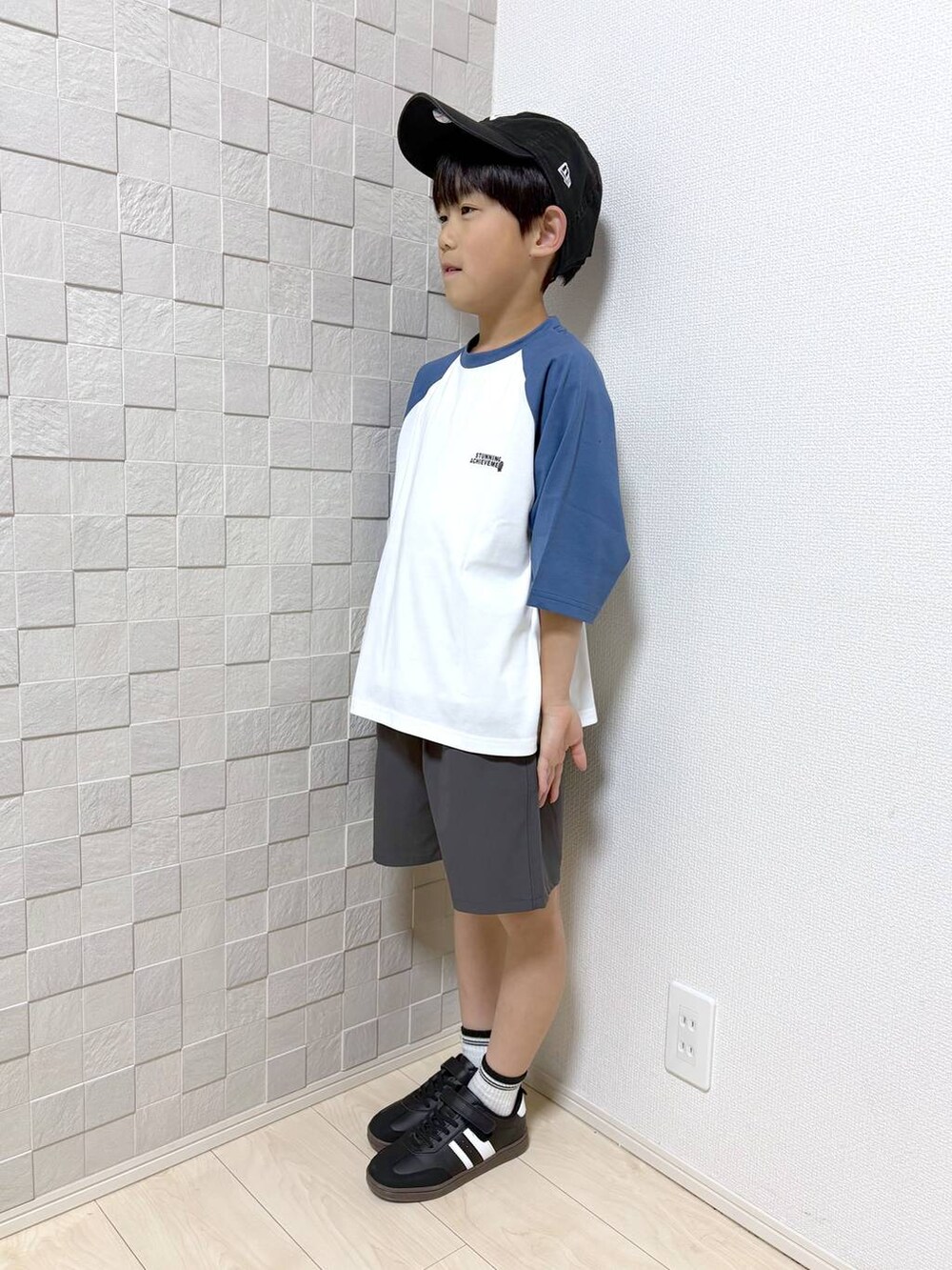 グレー系のその他パンツ、ホワイト系のTシャツ/カットソーを着用したキッズの春コーディネートの5枚目の写真