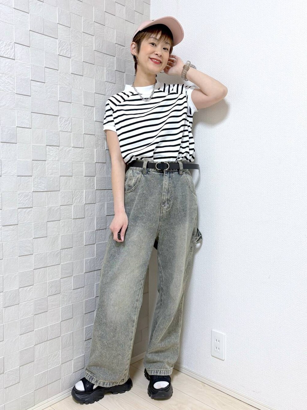 ブラック系のベルトを着用したレディースの春コーディネートの4枚目の写真