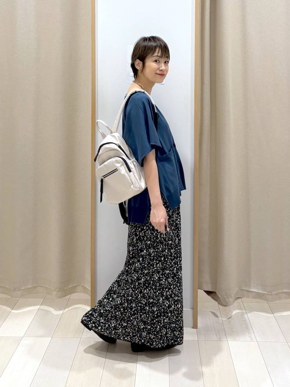 「カジュアル、オーバーサイズ、差し色コーデ、ママコーデ、体型カバー、ラフ、ゆったり、GLOBAL WORK、着痩せ・細見え、カーディガン、スカート、ロングスカート、ウエストゴム、リュック・バッグ、パンプス」｜「GLOBAL WORKの撥水軽量6ポケットリュック/105031（バックパック/リュック、ホワイト系）」を使った、mahimahi0220さん（レディース・159cm）の夏コーディネートの2枚目の写真
