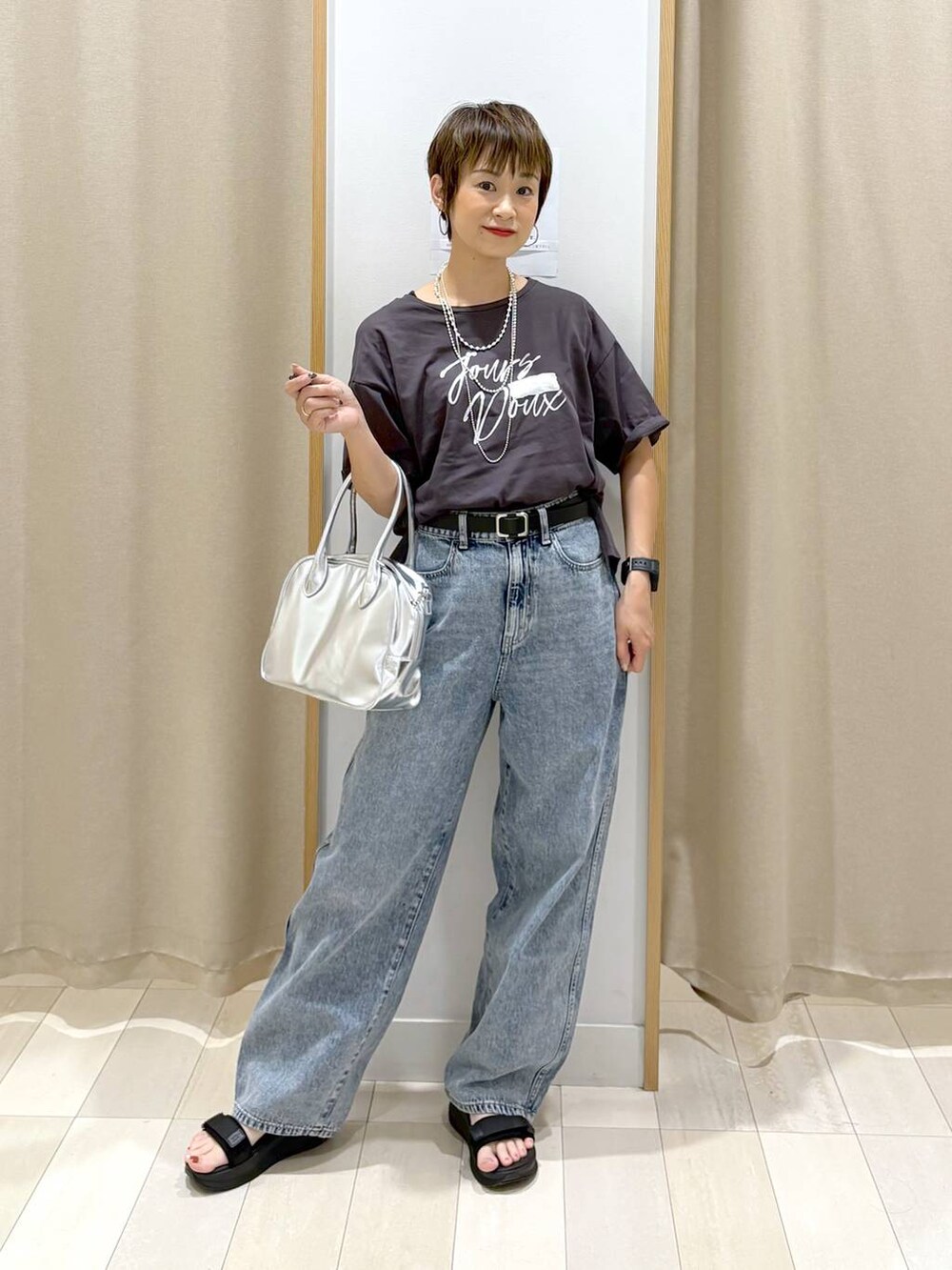 ブルー系のデニムパンツ、ブラック系のTシャツ/カットソー、グレー系のボストンバッグを着用したレディースの夏コーディネートの6枚目の写真