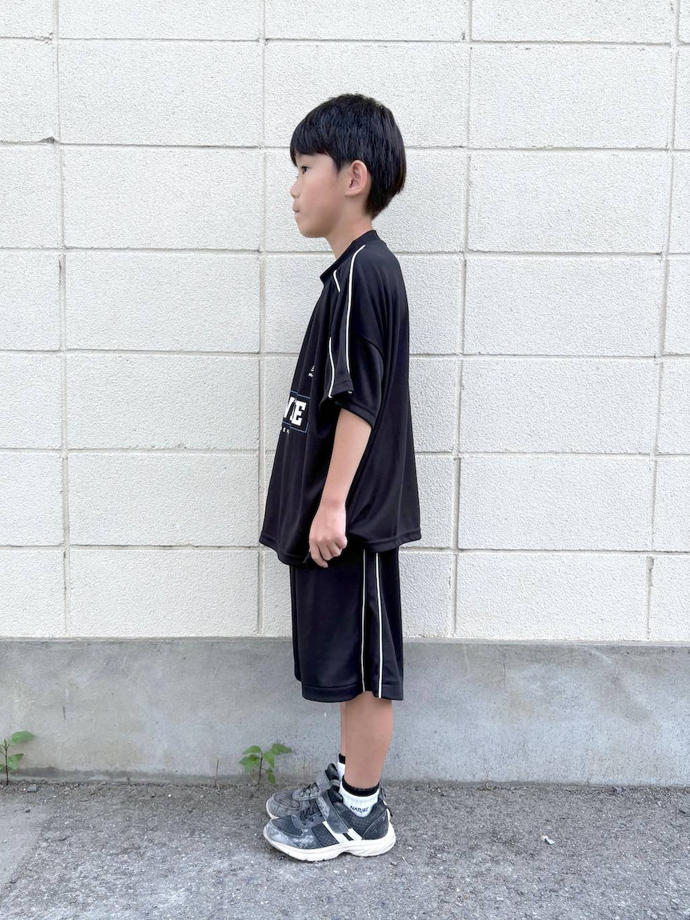 「カジュアル、ベーシック/シンプル、ワントーン、ラフ、ゆったり、キッズ、キッズ服、GLOBAL WORK、パンツ、セットアップ、セールコーデ、スポーティ、スポーツミックス、ブラックコーデ」｜「GLOBAL WORKのDRYメッシュセットアップ/キッズ/452271（つなぎ/オールインワン、ブラック系）」を使った、mahimahi0220さん（キッズ・129cm）の夏コーディネートの2枚目の写真