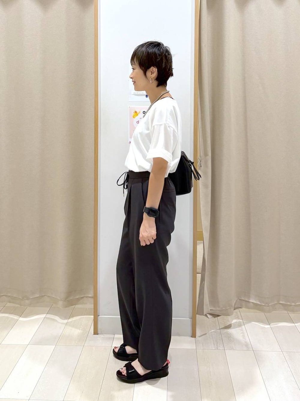 「カジュアル、ベーシック/シンプル、ワントーン、ママコーデ、体型カバー、ラフ、ゆったり、GLOBAL WORK、パンツ、着痩せ・細見え」｜「GLOBAL WORKのリッチクリーンプリントT半袖/147640（Tシャツ/カットソー、ホワイト系）」を使った、mahimahi0220さん（レディース・159cm）の夏コーディネートの3枚目の写真