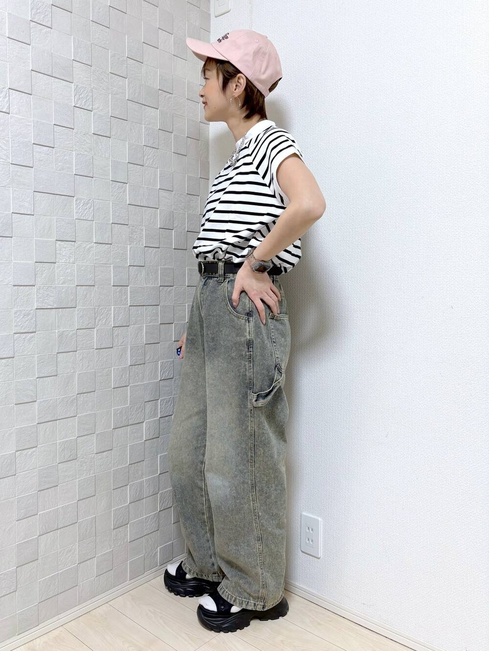 ブラック系のベルトを着用したレディースの春コーディネートの2枚目の写真