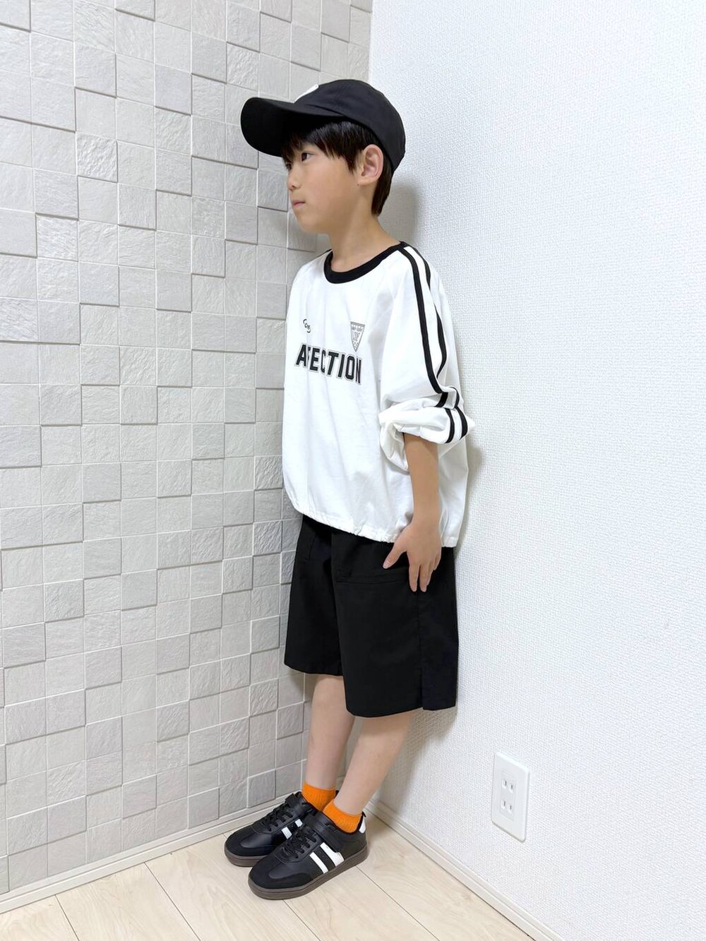 ブラック系のその他パンツ、ホワイト系のTシャツ/カットソーを着用したキッズの春コーディネートの5枚目の写真