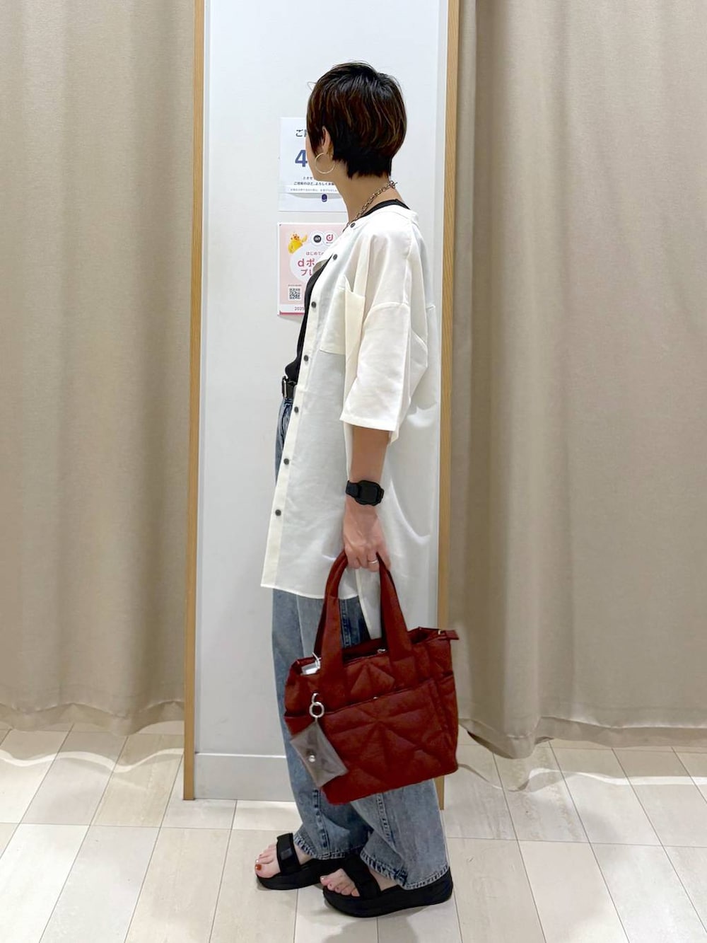 「ベーシック/シンプル、体型カバー、ラフ、ゆったり、着痩せ・細見え、カジュアル、ママコーデ、GLOBAL WORK、パンツ、デニムパンツ、シャツ、ベルト、トートバッグ、タンクトップ、サンダル」|「GLOBAL WORKのGOODデニムバギーパンツ/118365(デニムパンツ、ブルー系)」を使った、mahimahi0220さん(レディース・159cm)の夏コーディネートの5枚目の写真