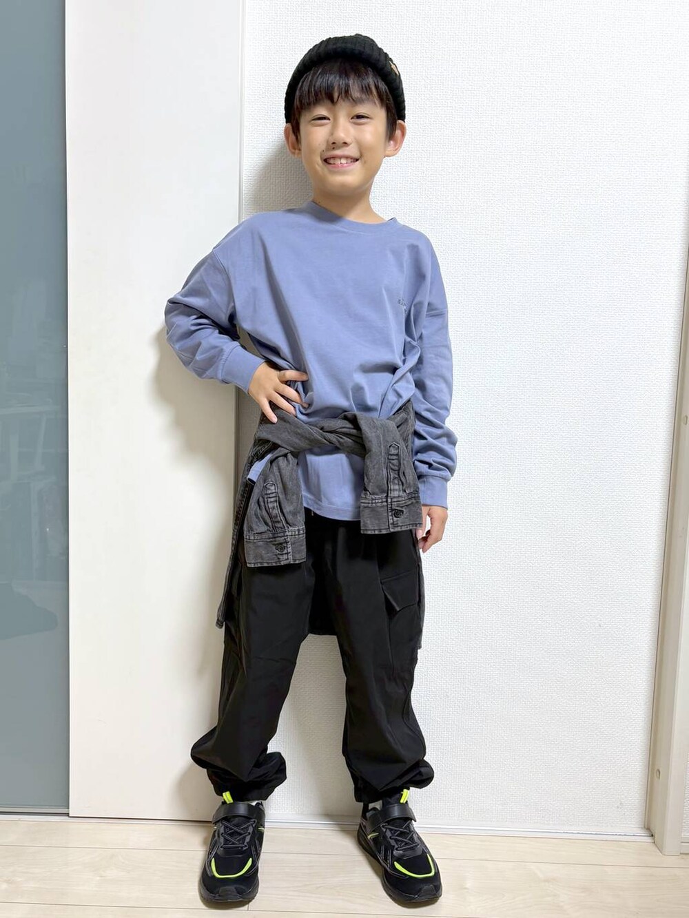 ブラック系のシャツ/ブラウス、ブラック系のカーゴパンツ、ブルー系のTシャツ/カットソーを着用したキッズの秋コーディネートの4枚目の写真