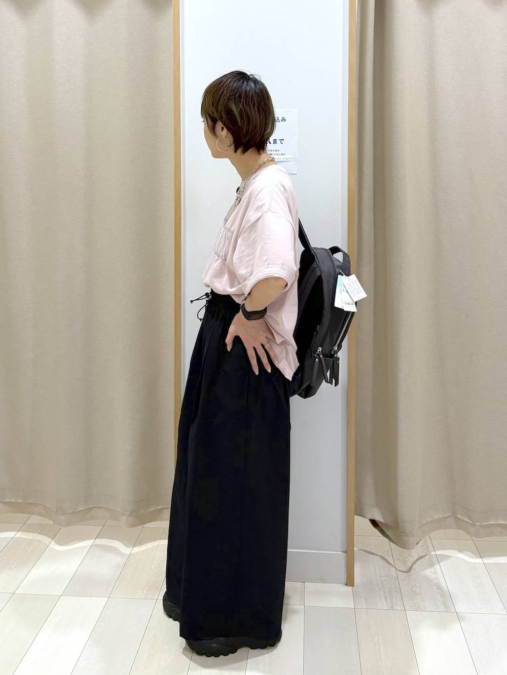 「カジュアル、ベーシック/シンプル、遮熱、ママコーデ、体型カバー、ラフ、ゆったり、GLOBAL WORK、パンツ、着痩せ・細見え、Tシャツ、セールコーデ、撥水、軽量、リュック・バッグ」｜「GLOBAL WORKの撥水軽量10ポケリュックミドル/136368（バックパック/リュック、グレー系）」を使った、mahimahi0220さん（レディース・159cm）の夏コーディネートの4枚目の写真