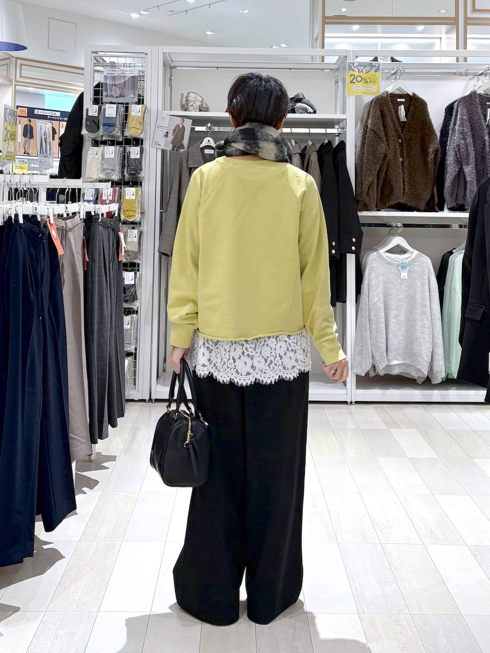 イエロー系のスウェット、ホワイト系のTシャツ/カットソー、ブラック系のその他パンツを着用したレディースの秋コーディネートの4枚目の写真