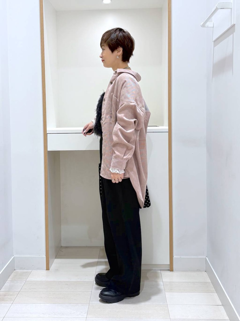 ブラック系のトートバッグ、ホワイト系のTシャツ/カットソー、ブラック系のその他パンツを着用したレディースの秋コーディネートの2枚目の写真