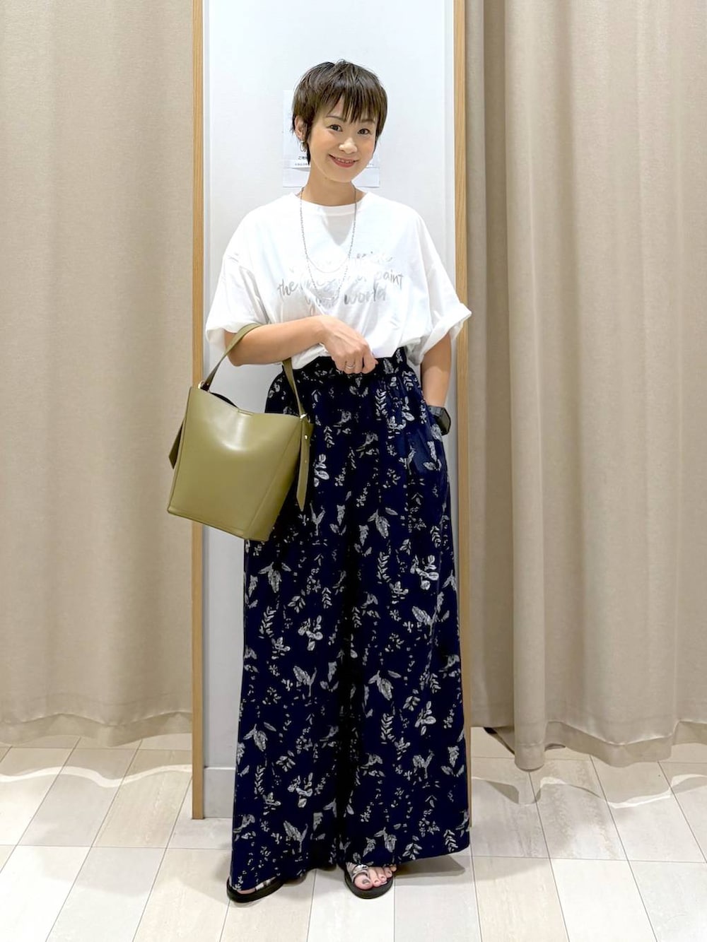 「カジュアル、ベーシック/シンプル、ママコーデ、体型カバー、ラフ、ゆったり、GLOBAL WORK、パンツ、Tシャツ、サンダル、ウエストゴム、バッグ、ネックレス、楽ちんコーデ、リラックス」|「GLOBAL WORKのスペ軽5WAYショルダー/253022(ショルダーバッグ、グリーン系)」を使った、mahimahi0220さん(レディース・159cm)の夏コーディネートの4枚目の写真