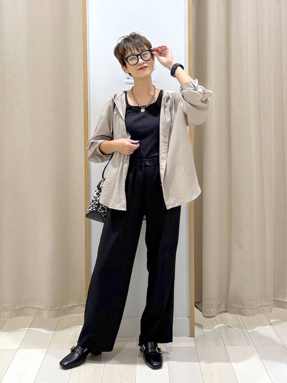 その他のショルダーバッグ、ブラック系のローファー、ブラック系のタンクトップを着用したレディースの秋コーディネートの4枚目の写真