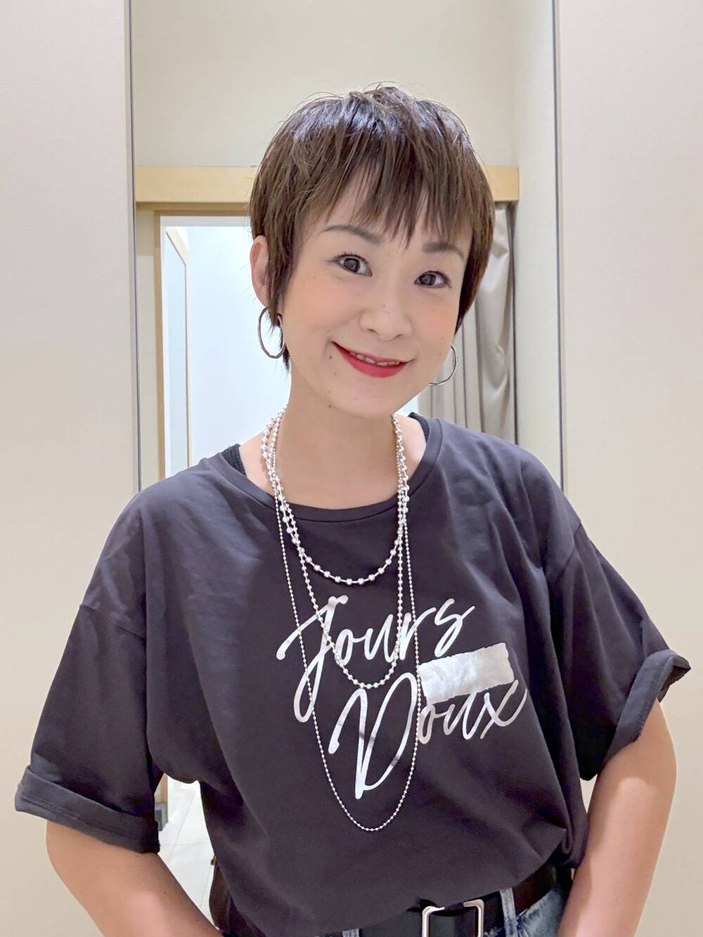 「ゆったり、カジュアル、差し色コーデ、ママコーデ、体型カバー、ラフ、GLOBAL WORK、パンツ、着痩せ・細見え、Tシャツ、デニムパンツ、接触冷感、吸水速乾」|「GLOBAL WORKのGOODデニムバギーパンツ/118365(デニムパンツ、ブルー系)」を使った、mahimahi0220さん(レディース・159cm)の夏コーディネートの4枚目の写真
