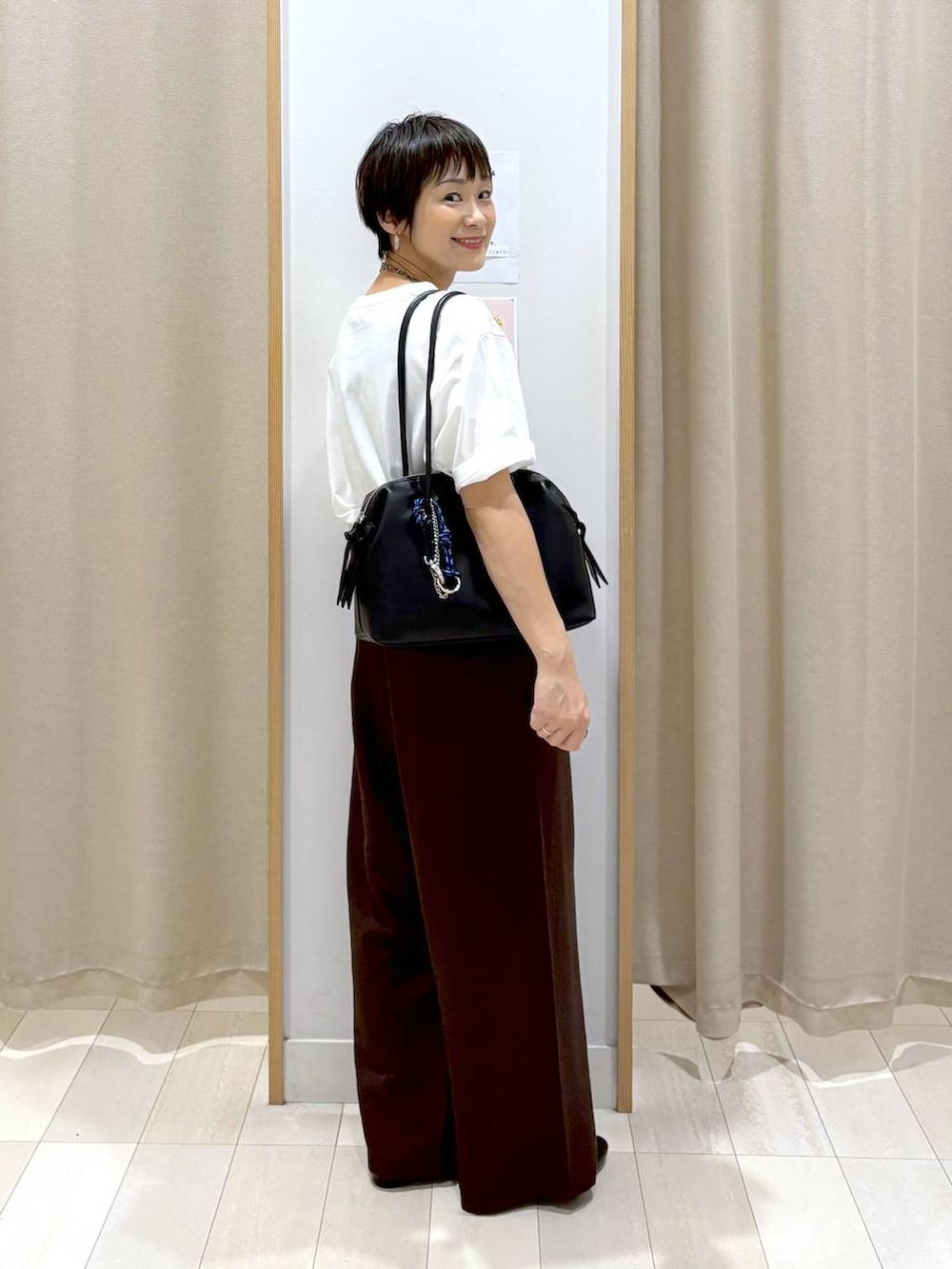 「カジュアル、ベーシック/シンプル、ママコーデ、体型カバー、ゆったり、パンツ、着痩せ・細見え、ワイドパンツ、ウエストゴム、Tシャツ、パンプス、バッグ、ラフ、GLOBAL WORK」｜「GLOBAL WORKのらくっションUカットパンプス/290987（パンプス、ブラック系）」を使った、mahimahi0220さん（レディース・159cm）の夏コーディネートの2枚目の写真