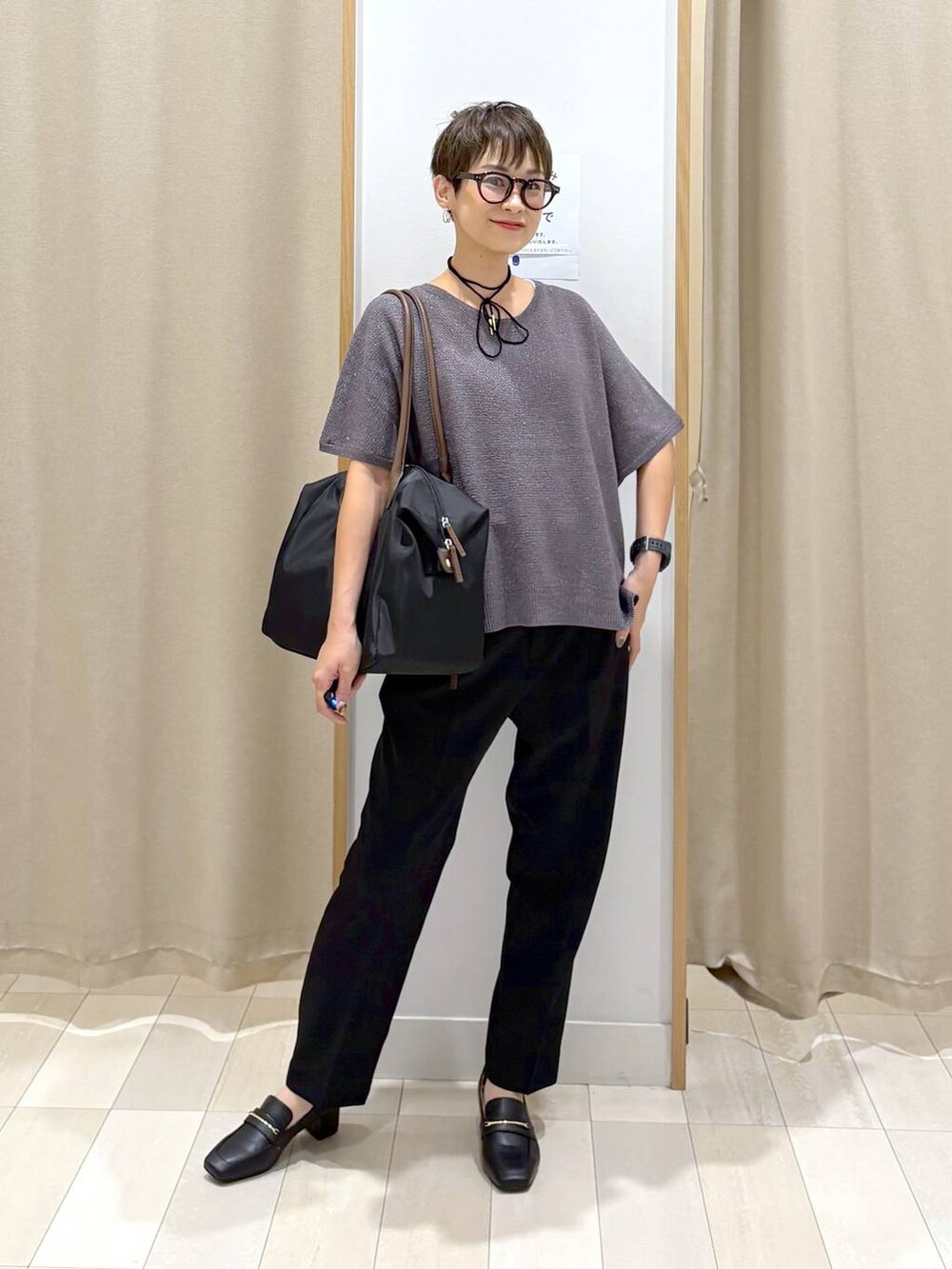 ブラック系のローファー、グレー系のニット/セーター、ブラック系のその他パンツを着用したレディースの秋コーディネートの3枚目の写真