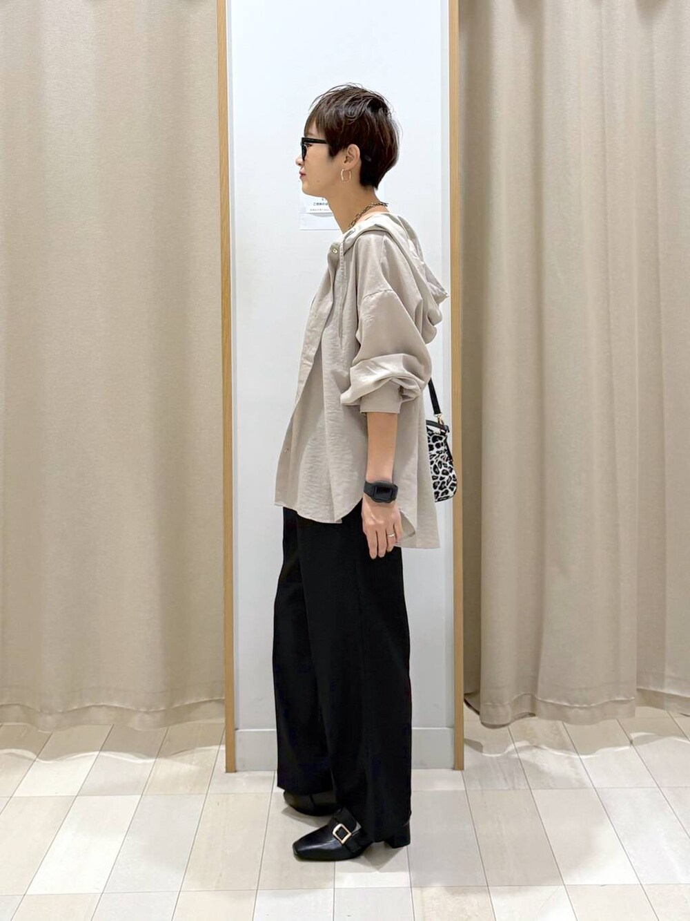 その他のショルダーバッグ、ブラック系のローファー、ブラック系のタンクトップを着用したレディースの秋コーディネートの5枚目の写真