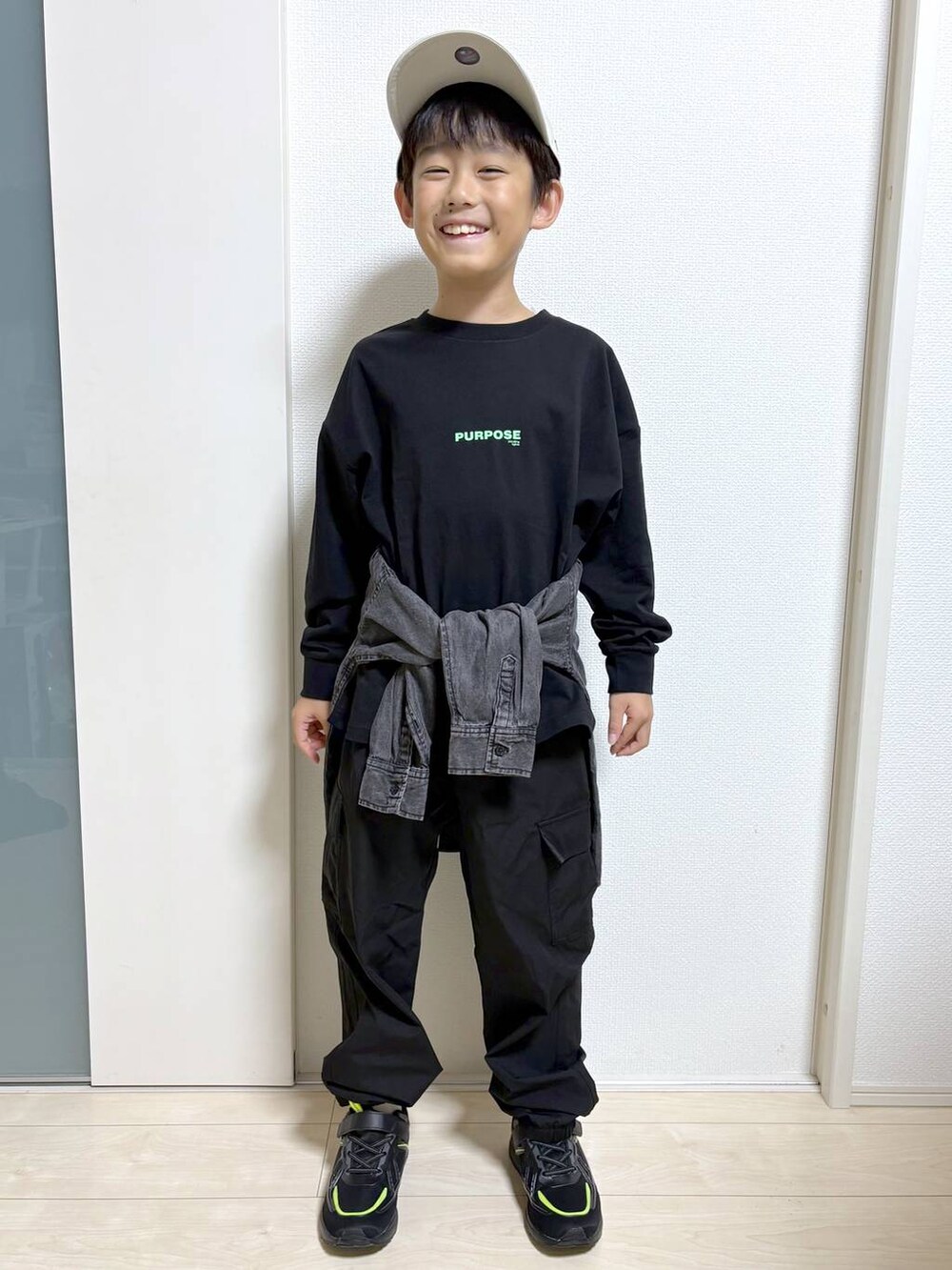 ブラック系のシャツ/ブラウス、ブラック系のカーゴパンツ、ブラック系のTシャツ/カットソーを着用したキッズの秋コーディネートの4枚目の写真