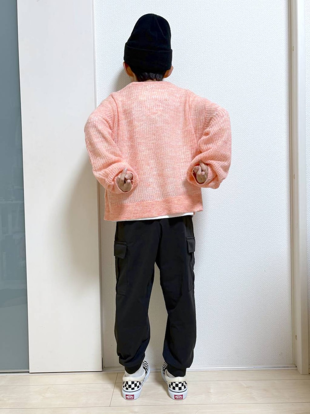オレンジ系のニット/セーターを着用したキッズの秋コーディネートの4枚目の写真