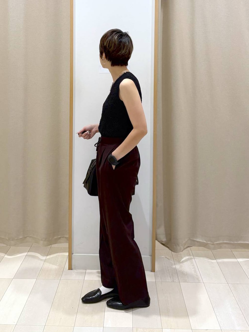 「カジュアル、ラフ、ゆったり、GLOBAL WORK、差し色コーデ、ママコーデ、パンプス、パンツ、着痩せ・細見え、ウエストゴム、バッグ、タンクトップ、夏コーデ、きれいめカジュアル」｜「GLOBAL WORKのらくっション踏めるバブーシュ/136007（その他シューズ、ブラック系）」を使った、mahimahi0220さん（レディース・159cm）の夏コーディネートの4枚目の写真