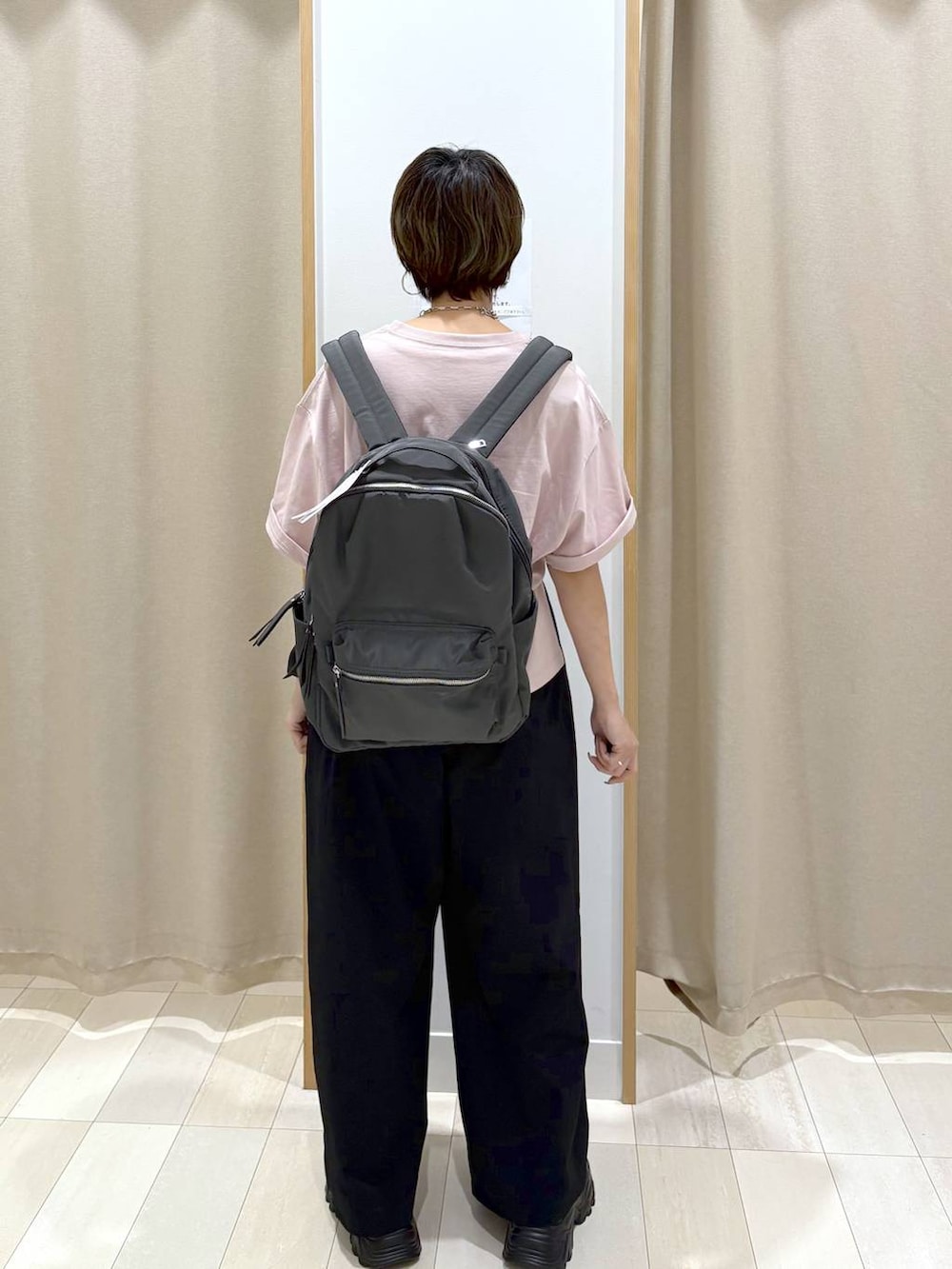 「カジュアル、ベーシック/シンプル、遮熱、ママコーデ、体型カバー、ラフ、ゆったり、GLOBAL WORK、パンツ、着痩せ・細見え、Tシャツ、セールコーデ、撥水、軽量、リュック・バッグ」｜「GLOBAL WORKの撥水軽量10ポケリュックミドル/136368（バックパック/リュック、グレー系）」を使った、mahimahi0220さん（レディース・159cm）の夏コーディネートの3枚目の写真