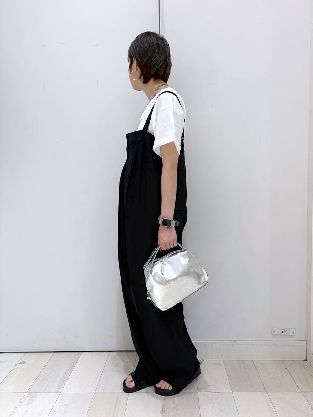 「GLOBAL WORK、パンツ、着痩せ・細見え、カジュアル、ママコーデ、体型カバー、ラフ、ゆったり、サロペット、Tシャツ、モノトーン、サンダル、ショルダーバッグ、接触冷感」｜「GLOBAL WORKのスペ軽お財布ショルダー/132336（ショルダーバッグ、シルバー系）」を使った、mahimahi0220さん（レディース・159cm）の春コーディネートの3枚目の写真