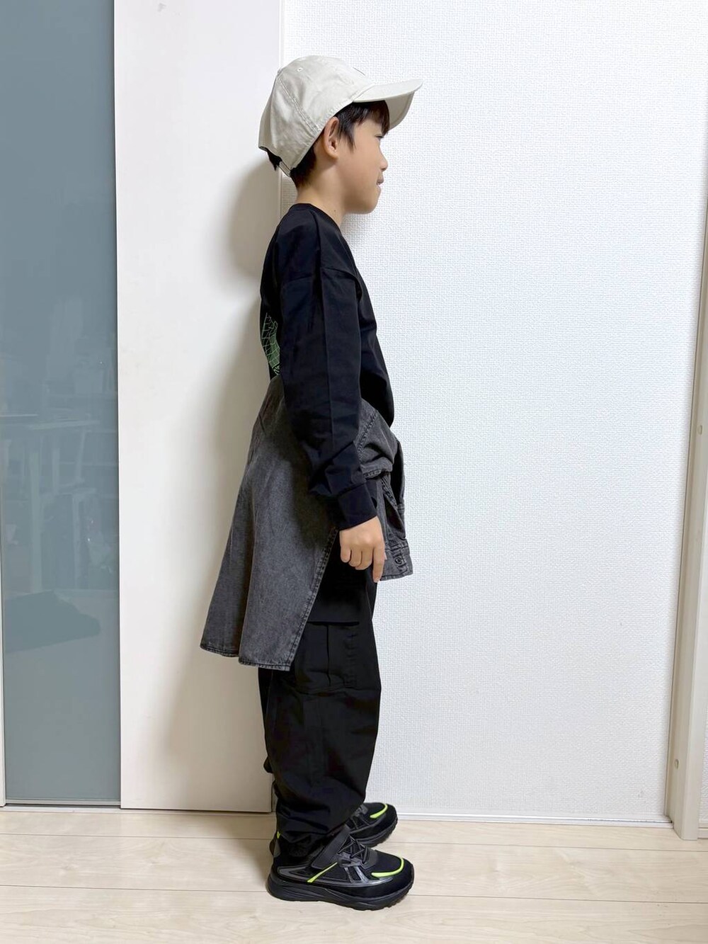 ブラック系のシャツ/ブラウス、ブラック系のカーゴパンツ、ブラック系のTシャツ/カットソーを着用したキッズの秋コーディネートの5枚目の写真