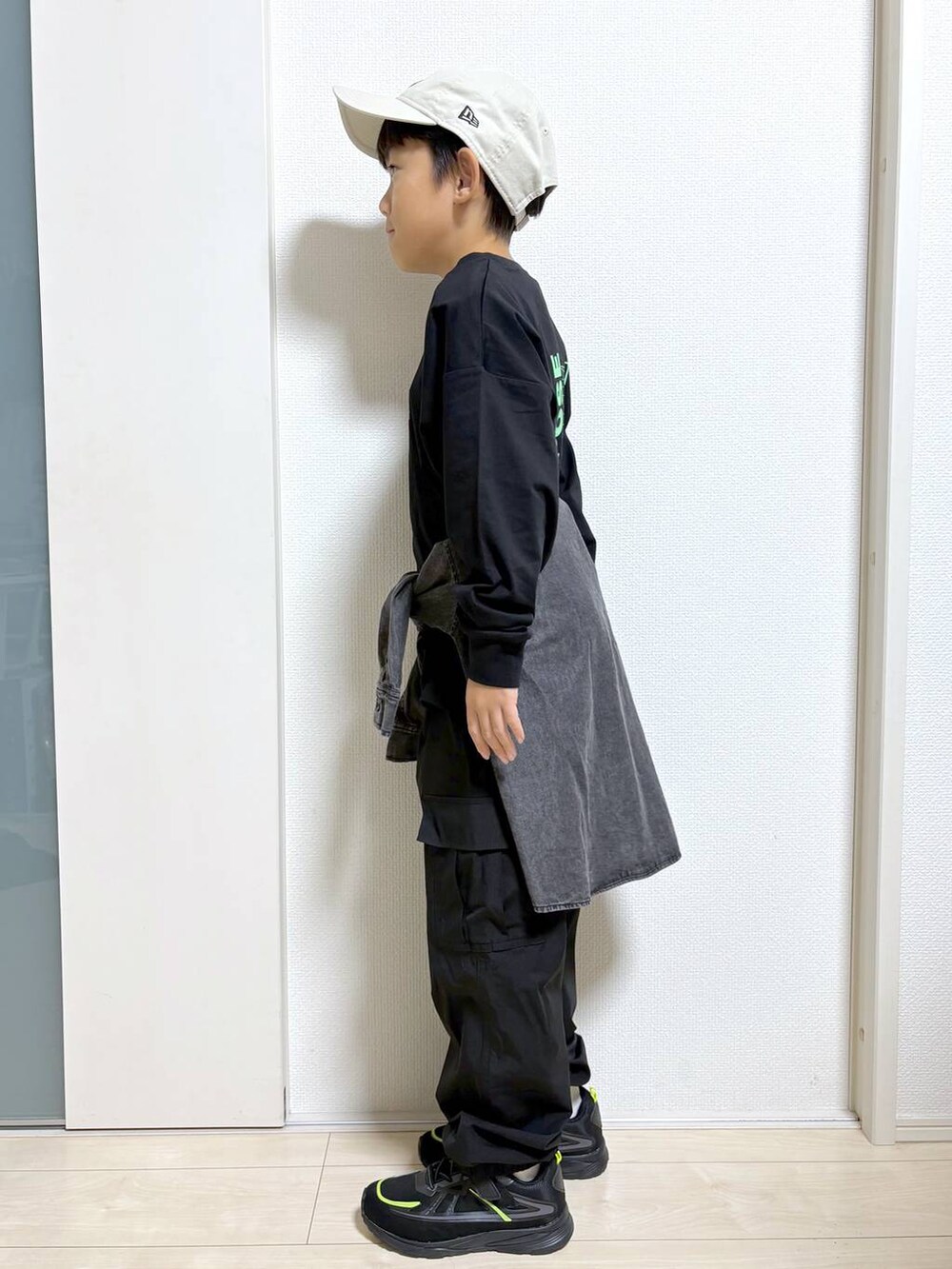 ブラック系のシャツ/ブラウス、ブラック系のカーゴパンツ、ブラック系のTシャツ/カットソーを着用したキッズの秋コーディネートの2枚目の写真