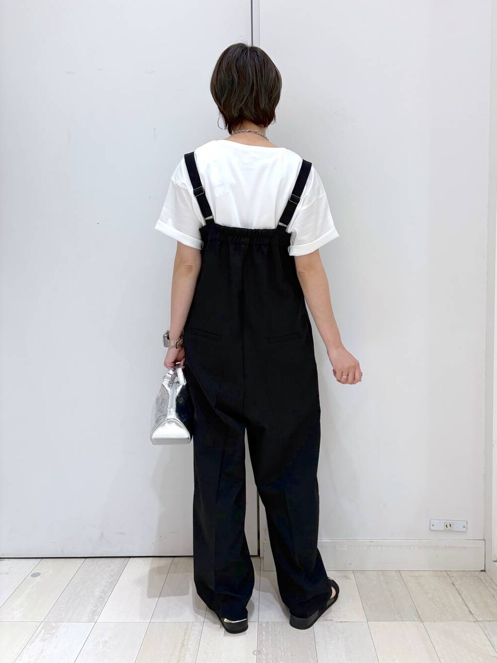 「GLOBAL WORK、パンツ、着痩せ・細見え、カジュアル、ママコーデ、体型カバー、ラフ、ゆったり、サロペット、Tシャツ、モノトーン、サンダル、ショルダーバッグ、接触冷感」｜「GLOBAL WORKのスペ軽お財布ショルダー/132336（ショルダーバッグ、シルバー系）」を使った、mahimahi0220さん（レディース・159cm）の春コーディネートの4枚目の写真