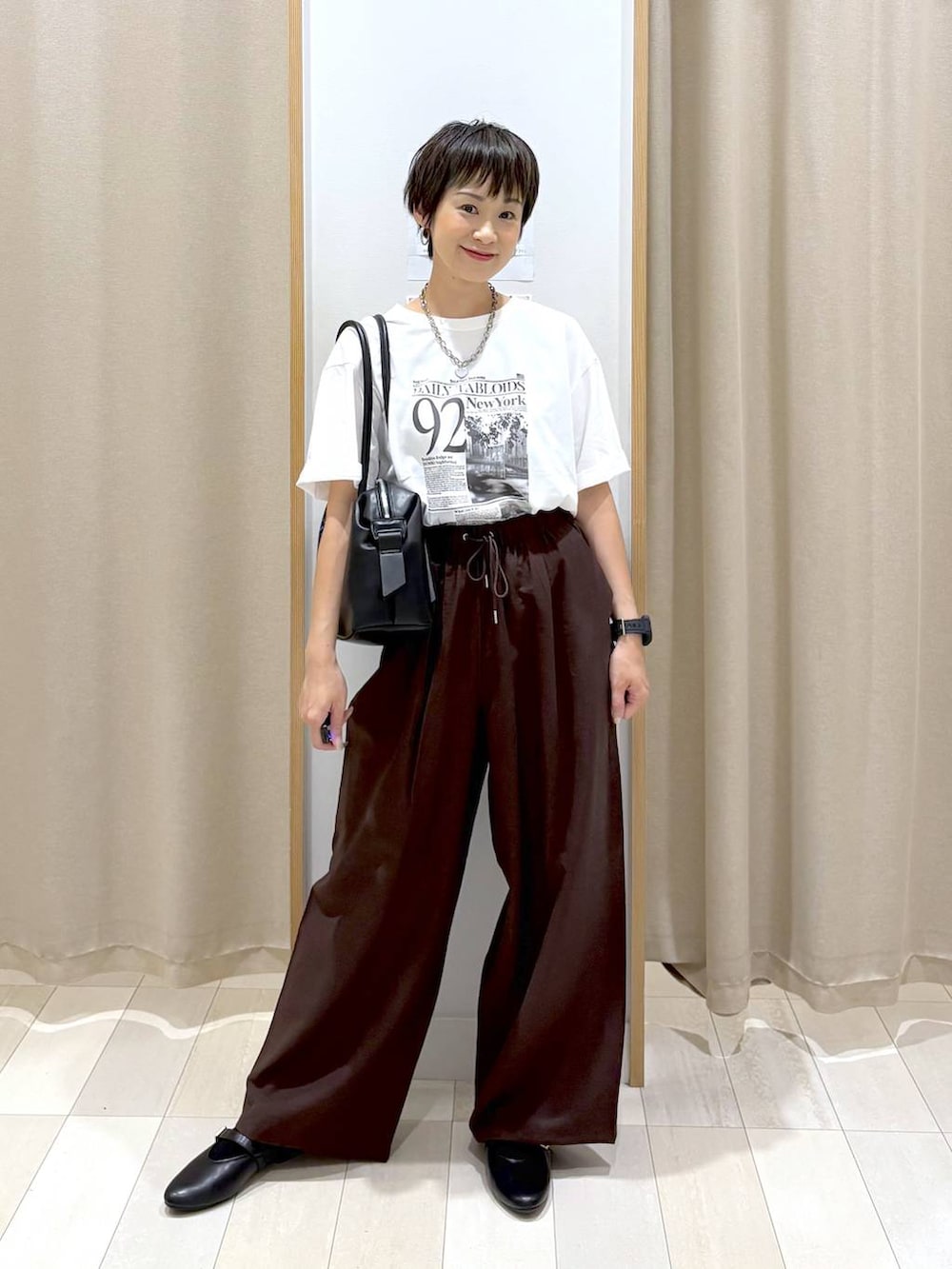 「カジュアル、ベーシック/シンプル、ママコーデ、体型カバー、ゆったり、パンツ、着痩せ・細見え、ワイドパンツ、ウエストゴム、Tシャツ、パンプス、バッグ、ラフ、GLOBAL WORK」｜「GLOBAL WORKのらくっションUカットパンプス/290987（パンプス、ブラック系）」を使った、mahimahi0220さん（レディース・159cm）の夏コーディネートの4枚目の写真