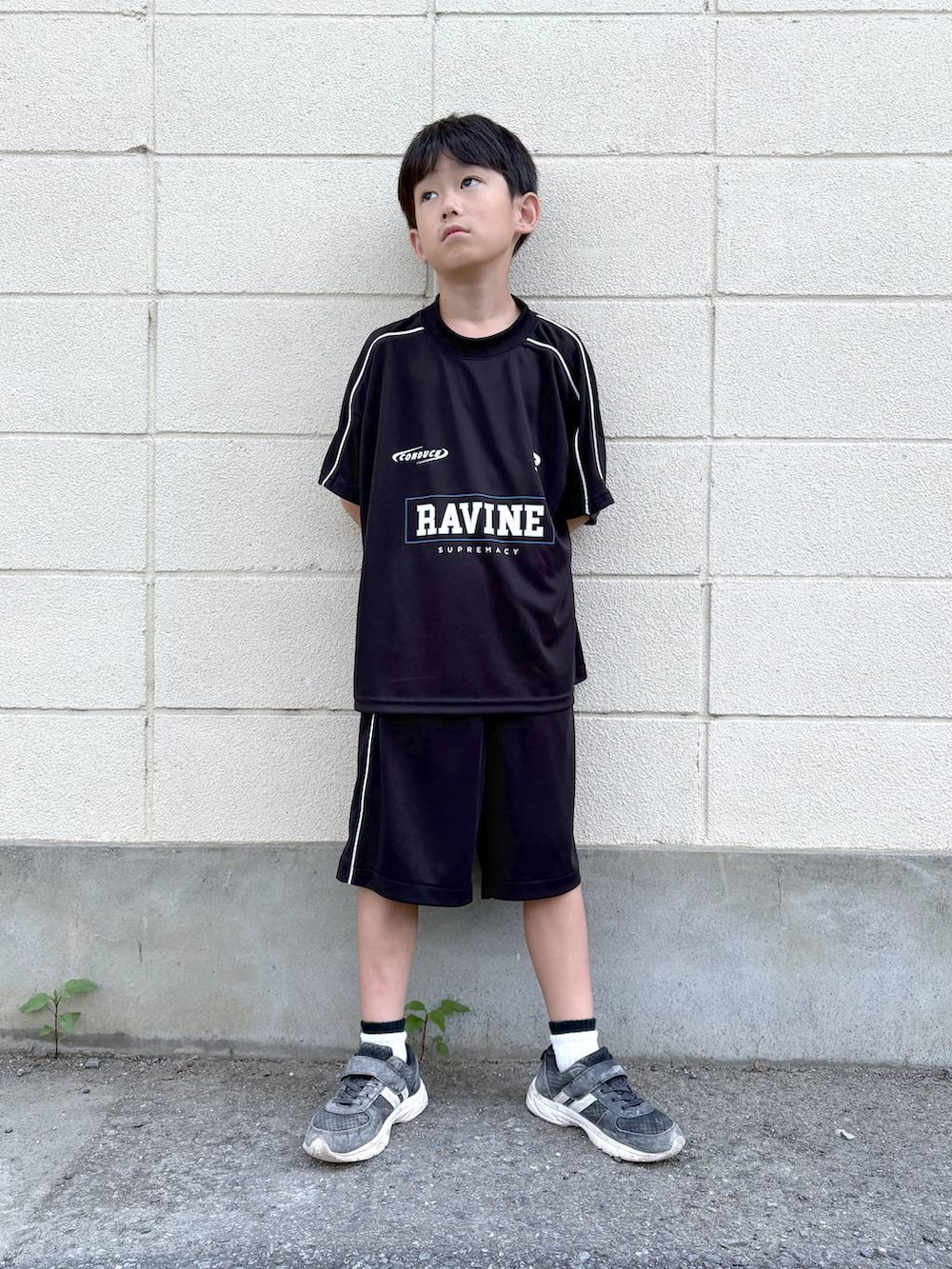 「カジュアル、ベーシック/シンプル、ワントーン、ラフ、ゆったり、キッズ、キッズ服、GLOBAL WORK、パンツ、セットアップ、セールコーデ、スポーティ、スポーツミックス、ブラックコーデ」｜「GLOBAL WORKのDRYメッシュセットアップ/キッズ/452271（つなぎ/オールインワン、ブラック系）」を使った、mahimahi0220さん（キッズ・129cm）の夏コーディネートの5枚目の写真