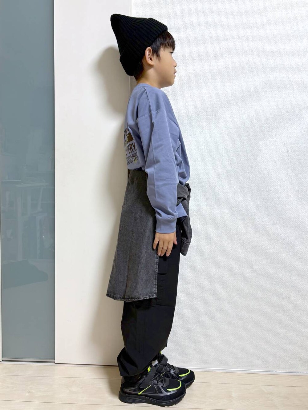 ブラック系のシャツ/ブラウス、ブラック系のカーゴパンツ、ブルー系のTシャツ/カットソーを着用したキッズの秋コーディネートの5枚目の写真