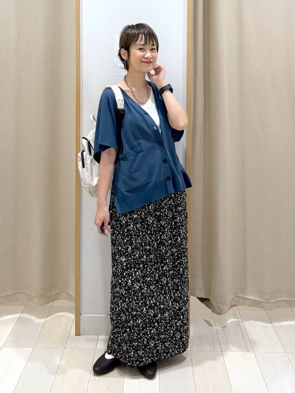 「カジュアル、オーバーサイズ、差し色コーデ、ママコーデ、体型カバー、ラフ、ゆったり、GLOBAL WORK、着痩せ・細見え、カーディガン、スカート、ロングスカート、ウエストゴム、リュック・バッグ、パンプス」｜「GLOBAL WORKの撥水軽量6ポケットリュック/105031（バックパック/リュック、ホワイト系）」を使った、mahimahi0220さん（レディース・159cm）の夏コーディネートの6枚目の写真
