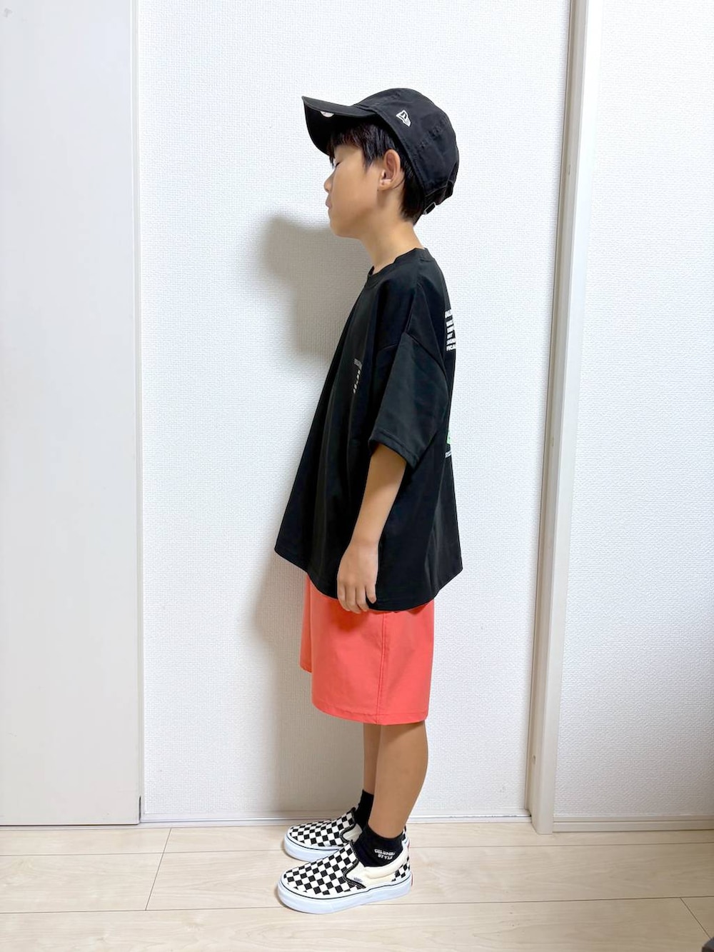 「GLOBAL WORK、パンツ、カジュアル、ベーシック/シンプル、ラフ、ゆったり、キッズ、キッズ服、ショーツ、Tシャツ、セールコーデ、リラックス、楽ちんコーデ」｜「GLOBAL WORKのエアかるショーツ/147339（その他パンツ、オレンジ系）」を使った、mahimahi0220さん（キッズ・129cm）の秋コーディネートの5枚目の写真