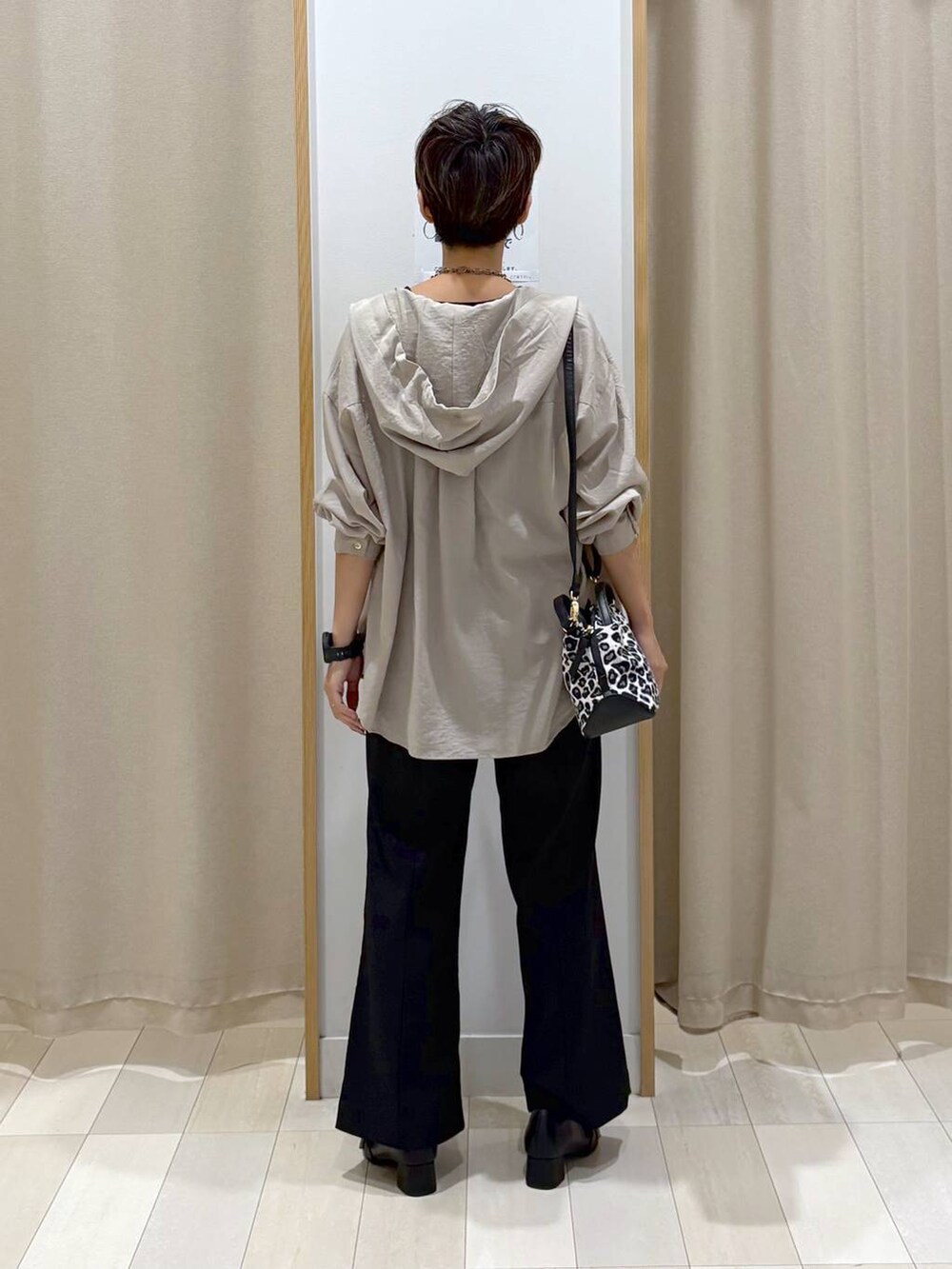 その他のショルダーバッグ、ブラック系のローファー、ブラック系のタンクトップを着用したレディースの秋コーディネートの3枚目の写真