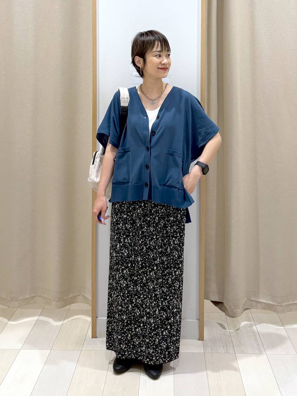 「カジュアル、オーバーサイズ、差し色コーデ、ママコーデ、体型カバー、ラフ、ゆったり、GLOBAL WORK、着痩せ・細見え、カーディガン、スカート、ロングスカート、ウエストゴム、リュック・バッグ、パンプス」｜「GLOBAL WORKの撥水軽量6ポケットリュック/105031（バックパック/リュック、ホワイト系）」を使った、mahimahi0220さん（レディース・159cm）の夏コーディネートの4枚目の写真