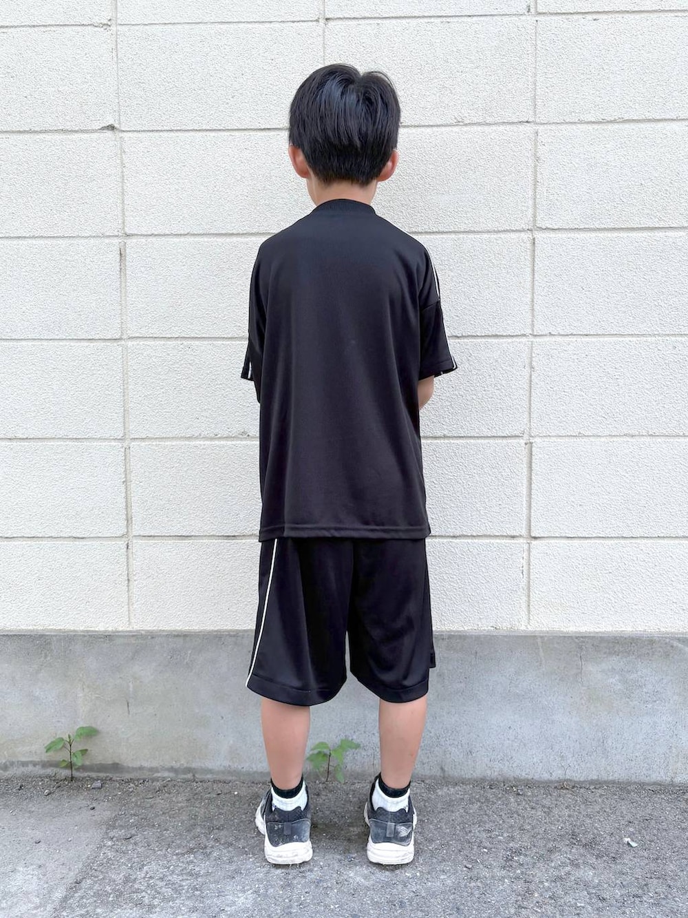 「カジュアル、ベーシック/シンプル、ワントーン、ラフ、ゆったり、キッズ、キッズ服、GLOBAL WORK、パンツ、セットアップ、セールコーデ、スポーティ、スポーツミックス、ブラックコーデ」｜「GLOBAL WORKのDRYメッシュセットアップ/キッズ/452271（つなぎ/オールインワン、ブラック系）」を使った、mahimahi0220さん（キッズ・129cm）の夏コーディネートの3枚目の写真