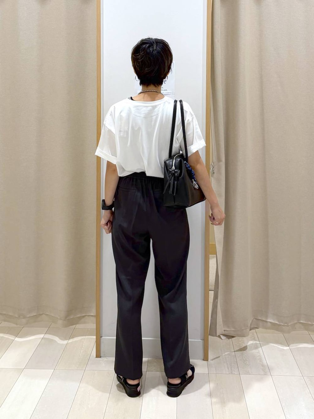 「カジュアル、ベーシック/シンプル、ワントーン、ママコーデ、体型カバー、ラフ、ゆったり、GLOBAL WORK、パンツ、着痩せ・細見え」｜「GLOBAL WORKのリッチクリーンプリントT半袖/147640（Tシャツ/カットソー、ホワイト系）」を使った、mahimahi0220さん（レディース・159cm）の夏コーディネートの4枚目の写真