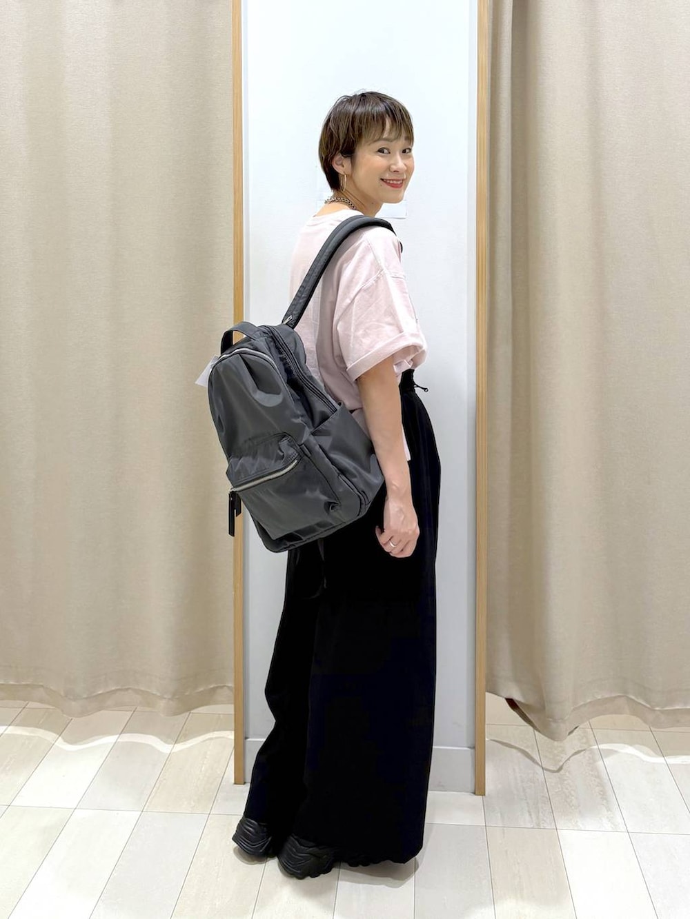 「カジュアル、ベーシック/シンプル、遮熱、ママコーデ、体型カバー、ラフ、ゆったり、GLOBAL WORK、パンツ、着痩せ・細見え、Tシャツ、セールコーデ、撥水、軽量、リュック・バッグ」｜「GLOBAL WORKの撥水軽量10ポケリュックミドル/136368（バックパック/リュック、グレー系）」を使った、mahimahi0220さん（レディース・159cm）の夏コーディネートの2枚目の写真